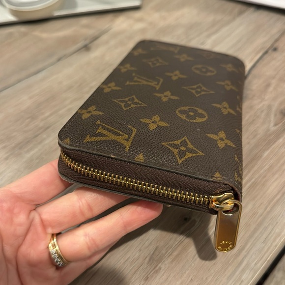COPY - Louis Vuitton Zippy Wallet - Picture 1 of 6